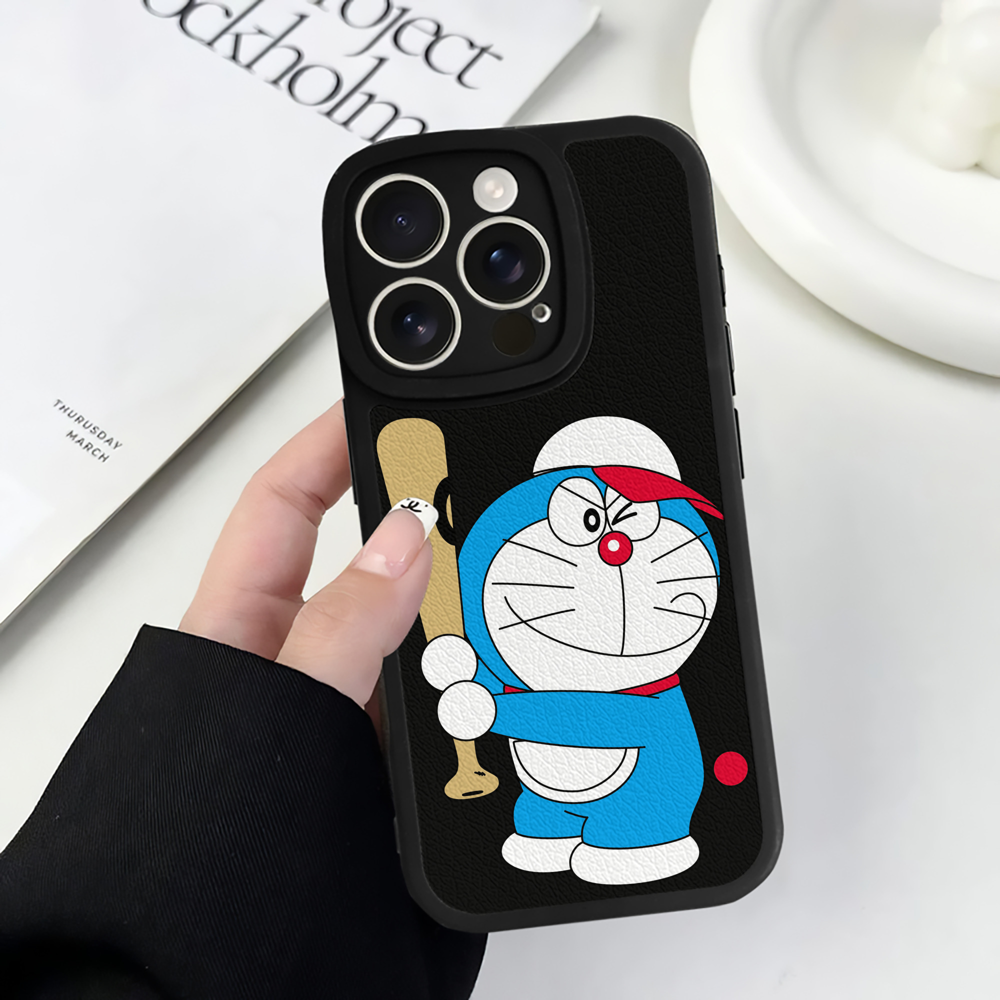 （画像用） ドラえもん Doraemon 【iPhone 16シリーズ対応】シリコンスマホケース（レザー調） 材質：シリコン